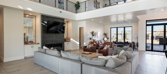 7BR Sleeps 30 - Private Pool, Arcade & Theater