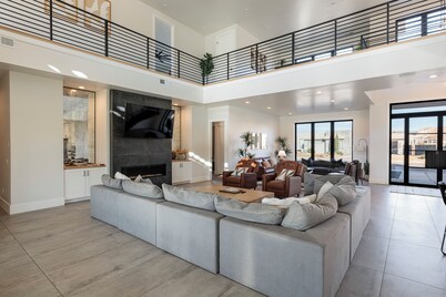 7BR Sleeps 30 - Private Pool, Arcade & Theater