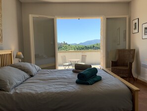 5 bedrooms, iron/ironing board, travel cot, WiFi - Air- Conditioned 5 Bedroom Villa with Stunning Castle Views (Durban-Corbières)