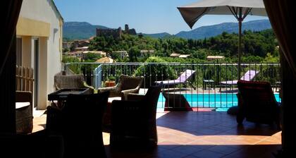 Air- Conditioned 5 Bedroom Villa with Stunning Castle Views