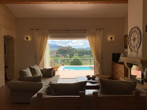 Smart TV, fireplace