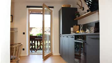 Fridge, oven, stovetop, dishwasher