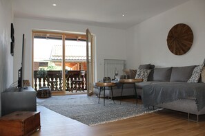 TV - Vacation apartment Oberschopper up to 6 persons, 101 sqm, 2 bedrooms, balcony (Flintsbach am Inn)