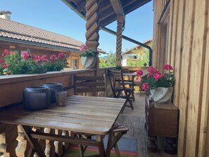Outdoor dining - Vacation apartment Oberschopper up to 6 persons, 101 sqm, 2 bedrooms, balcony (Flintsbach am Inn)