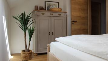 2 bedrooms, iron/ironing board, internet, bed sheets