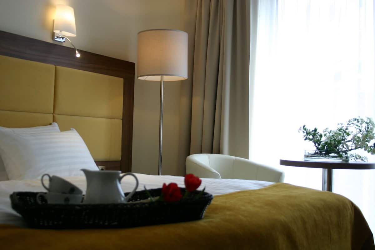1 bedroom, in-room safe, desk, bed sheets
