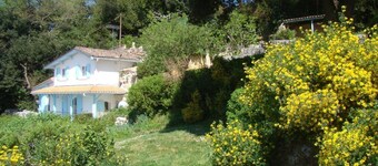 Maison dans falaise face Ă l'estuaire de la Gironde