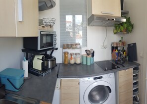 Jääkaappi, mikroaaltouuni, uuni, kahvin-/teenkeitin