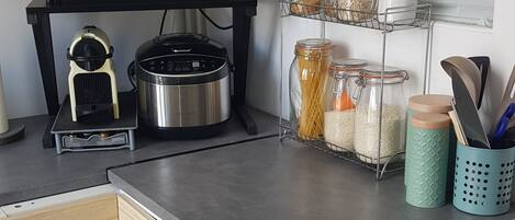 Een koelkast, een magnetron, een oven, een koffiezetapparaat/waterkoker