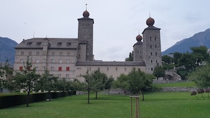 Un bâtiment historique doté de plusieurs tours et d’une cour intérieure.