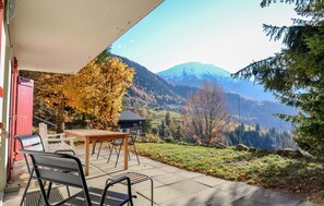 Outdoor dining - Chalet Belle Hélène for a perfect week away for skiing or hiking (Fiesch)