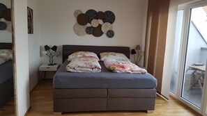 2 Schlafzimmer, Schreibtisch, schallisolierte Zimmer