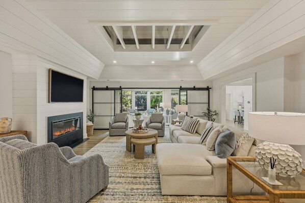 スマートテレビ、DVD プレーヤー、卓球台、書庫