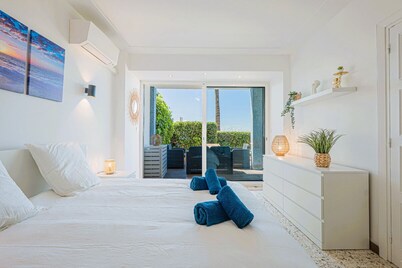 Superb 3-room 135 m2 waterfront property.
