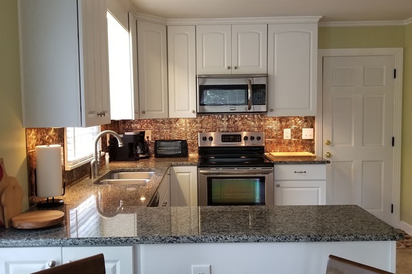 Køleskab, mikrobølgeovn, ovn, kogeplade