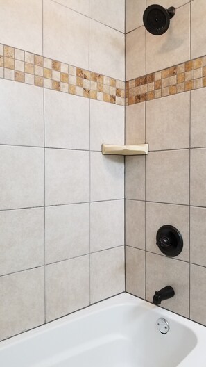Badekar, hårtørrer, håndklæder, Sæbe