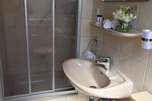 Shower, free toiletries, towels - Hotel Goldene Rose (Ebersbach an der Fils)