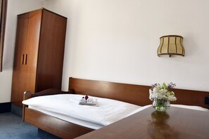 Desk, laptop workspace, free WiFi, bed sheets - Hotel Goldene Rose (Ebersbach an der Fils)
