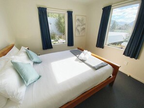 2 عدّة غرف نوم وأغطية فراش متميزة ومكتب ومكواة/لوح كي