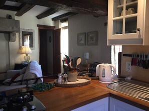 Fridge, microwave, oven, stovetop - Charming house in a former presbytery (Montigny-sur-Armançon)