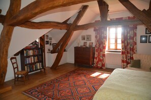 1 bedroom, iron/ironing board, WiFi, bed sheets - Charming house in a former presbytery (Montigny-sur-Armançon)