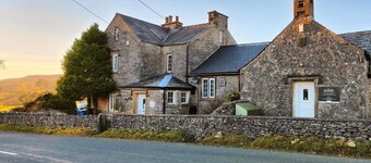 Old School House Sleeps 26, Pets