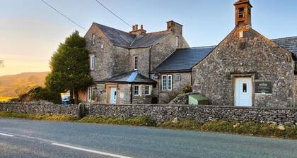 Old School House Sleeps 26, Pets