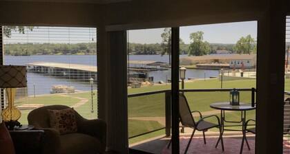 Exceptional Lakefront Sanctuary *Please check reviews - Most requested returns*