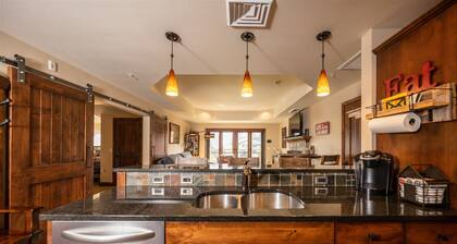 Lake Getaway! Elegant 2-Bedroom Condo in Downtown McCall