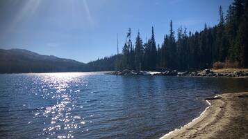 Beach nearby, sun loungers, beach towels