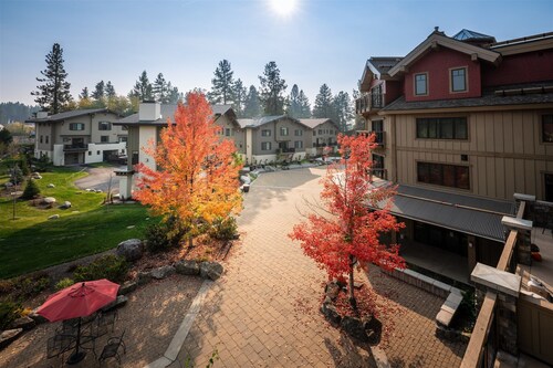 Lake Getaway! Elegant 2-Bedroom Condo in Downtown McCall