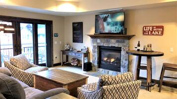 Smart TV, fireplace, books, stereo