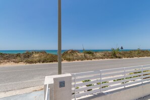 På stranden og solsenger