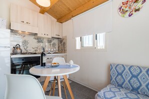 Kühlschrank, Mikrowelle, Ofen, Wasserkocher mit Kaffee-/Teezubehör