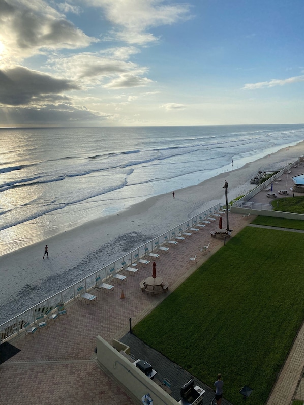 Ubicación a pie de playa, tumbonas y toallas de playa