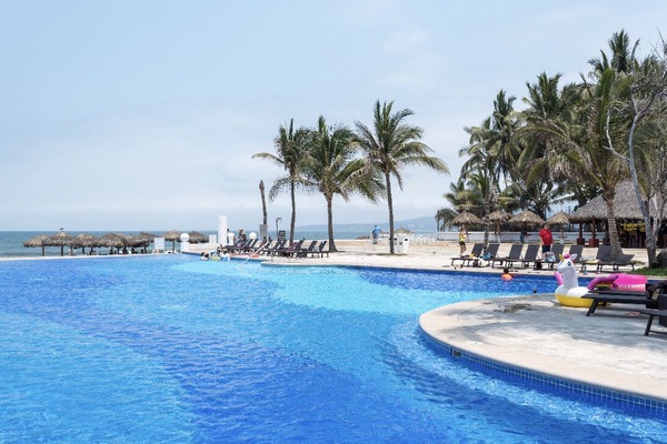 Una piscina al aire libre, una piscina climatizada