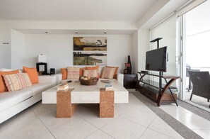 TV, books - Departamento DE LUJO en Hotel Dreams Villamagna FRENTE AL MAR y Piscinas,Terraz (Nuevo Vallarta)