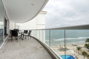 Outdoor dining - Departamento DE LUJO en Hotel Dreams Villamagna FRENTE AL MAR y Piscinas,Terraz  (Nuevo Vallarta)