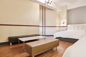 Double Double Deluxe (2Pax,2QueenBeds or 1KingBed,RandomlyAssigned,NoBathtub, AdultsOnly, NoSmoking) | Truy cập Internet không dây miễn phí, bộ trải giường 