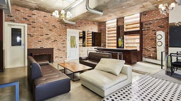 Suite Double Deluxe(2 Pax,Adults Only, No Smoking, Living Room, 1 King Bed, 1 Queen Bed, No Bathtub) | Wohnbereich