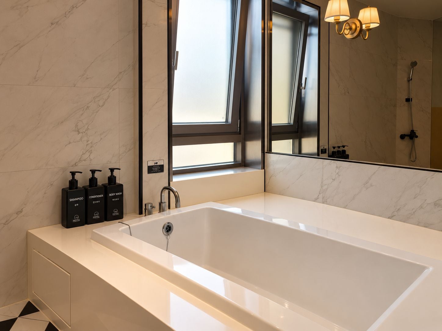 Un bagno moderno con una grande vasca, un mobile lavabo con specchio e articoli da toilette sul ripiano.