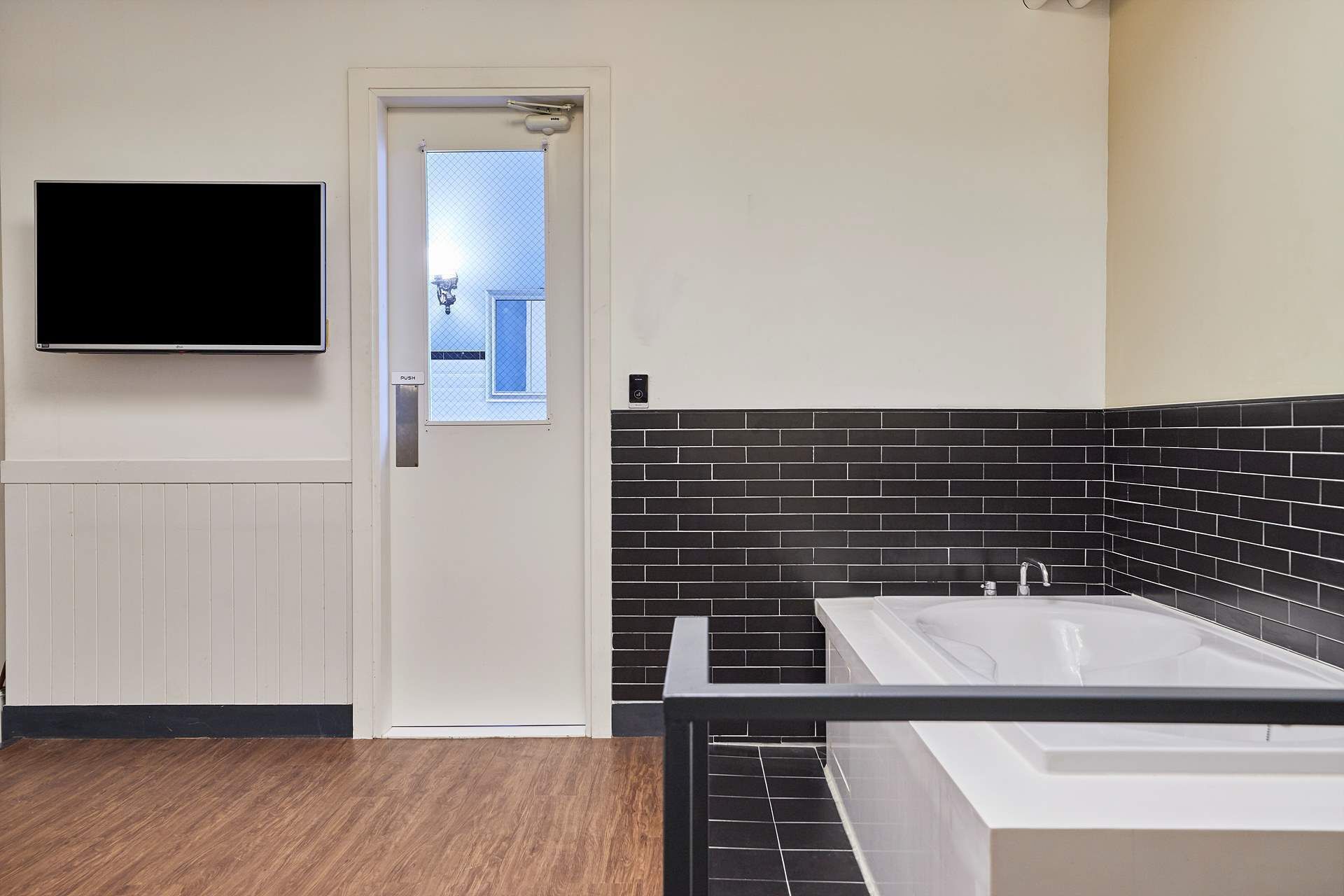 Deluxe Double (Adults Only, No Smoking, Spacious, Random Assignment of Bathtub or Bench Sofa) | Bathtub besar