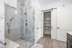 Badewanne, Haartrockner, Handtücher