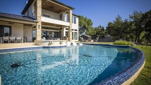 A modern two-story house with a swimming pool. - Whispering Waters - Lakefront Luxe, Pool + Hot Tub + Fire Pit + Outdoor Kitchen + 2 Master Suites (Canyon Lake)