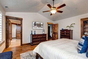 5 bedrooms, desk, iron/ironing board, free WiFi