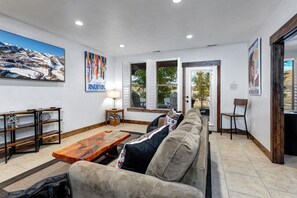 Smart-TV, Kamin, Arbeitsbereiche