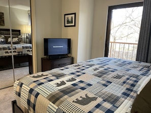 2 bedrooms, iron/ironing board, travel crib, free WiFi - Riverside Condo - minutes from GSMNP (Townsend)