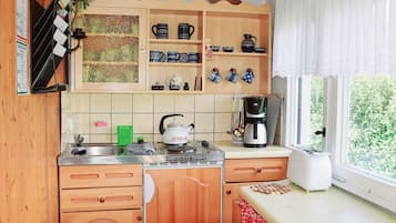 Køleskab, kogeplade, kaffe-/temaskine, elkedel