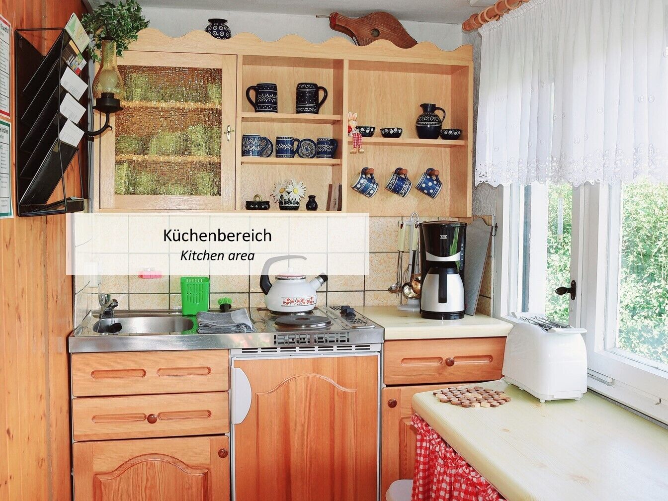 Kühlschrank, Herdplatte, Wasserkocher mit Kaffee-/Teezubehör