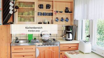 Kühlschrank, Herdplatte, Wasserkocher mit Kaffee-/Teezubehör